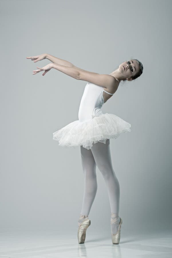 Portrait de la ballerine dans la pose de ballet photo libre de droits Portrait de la ballerine dans la pose de ballet photo libre de droits