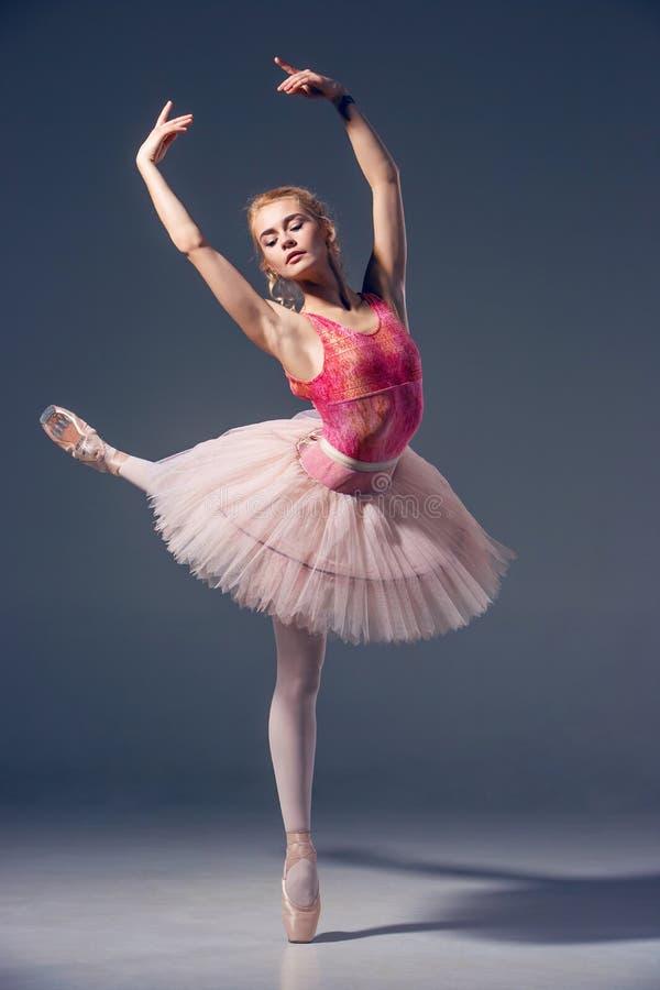 Portrait de la ballerine dans la pose de ballet image stock