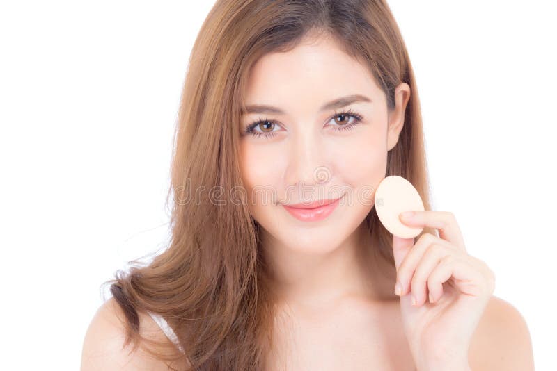 Portrait de la belle femme asiatique appliquant le souffle de poudre au maquillage de joue du cosm?tique, beaut? de la fille avec photos stock Portrait de la belle femme asiatique appliquant le souffle de poudre au maquillage de joue du cosm?tique, beaut? de la fille avec photos stock