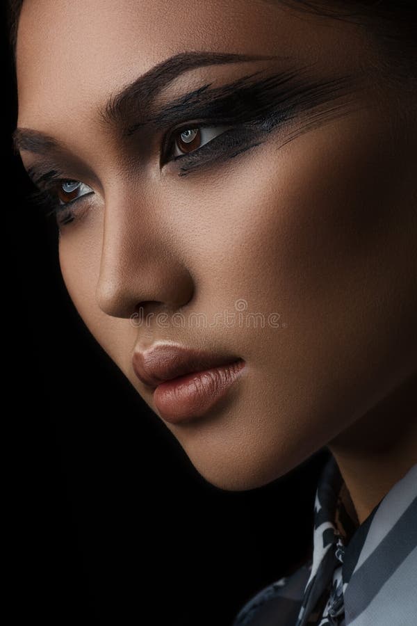 Portrait de la belle fille asiatique avec le maquillage créatif d'art