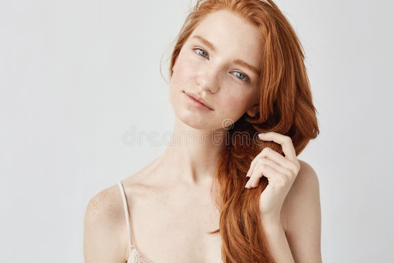 Portrait de la belle fille tendre avec les cheveux rouges souriant regardant l'appareil-photo images libres de droits Portrait de la belle fille tendre avec les cheveux rouges souriant regardant l'appareil-photo images libres de droits