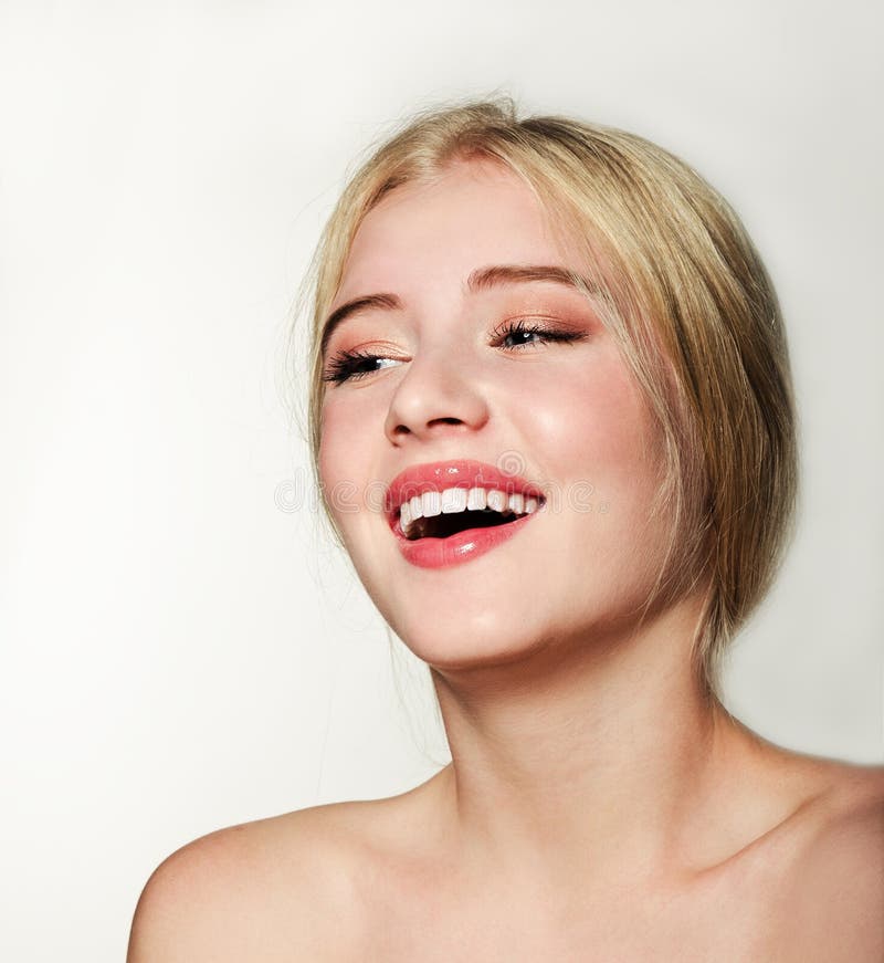 Portrait De La Belle Jeune Femme Blonde Qui Rit Mere Modele De Spa Avec Peau Fraiche Et Propre Isolee Sur Fond Blanc Photo Stock Image Du Fond Cheveu