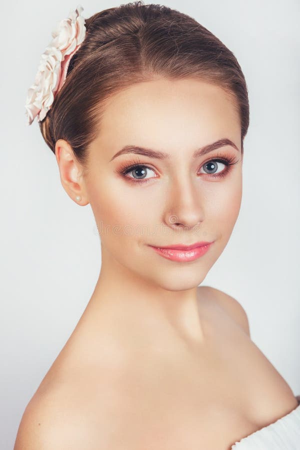 Portrait de la belle jeune fille dans une image de la jeune mariée avec l'ornement dans les cheveux images libres de droits Portrait de la belle jeune fille dans une image de la jeune mariée avec l'ornement dans les cheveux images libres de droits