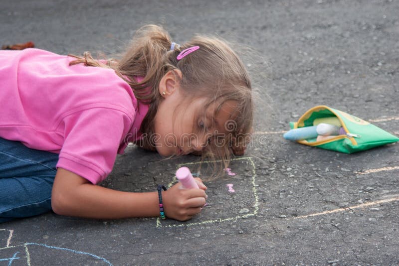 Belle peinture de petite fille image libre de droits Belle peinture de petite fille image libre de droits