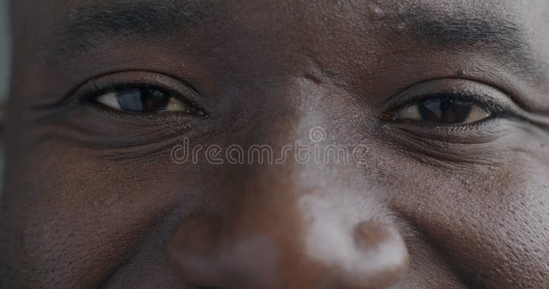 Portrait de la caméra, un Africain Américain heureux regardant la caméra souriant clips vidéos