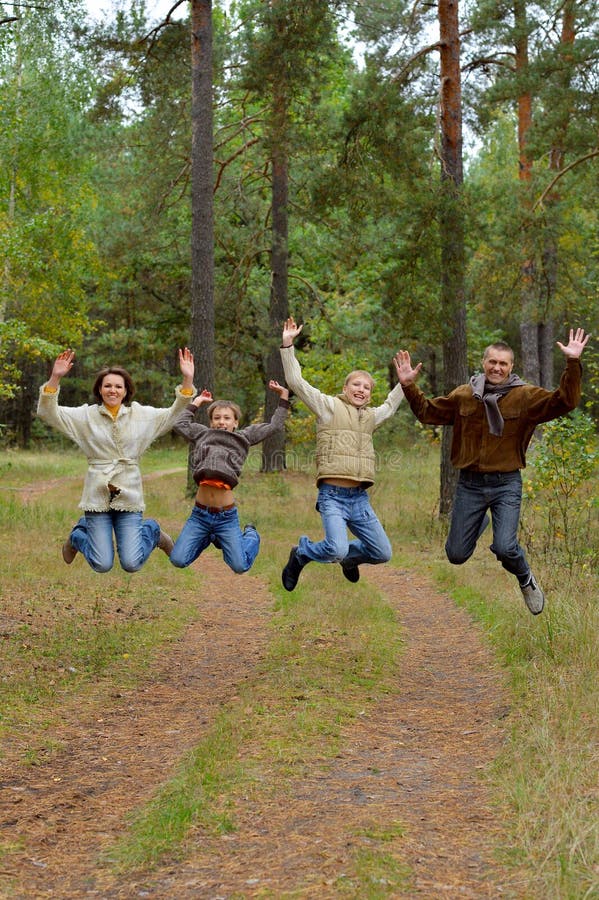 Portrait de la famille de quatre en parc photos stock Portrait de la famille de quatre en parc photos stock