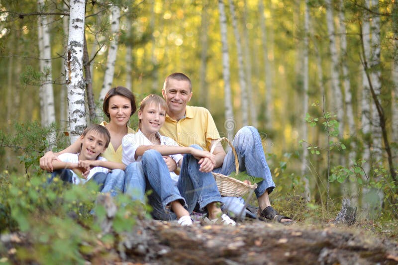 Portrait de la famille de quatre heureuse en parc d'automne photo libre de droits Portrait de la famille de quatre heureuse en parc d'automne photo libre de droits