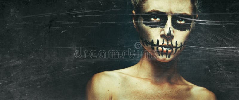 Portrait de la femme avec le crâne d'Halloween se maquiller avec de l'espace pour le texte Squelette effrayant d'horreur Image to images libres de droits Portrait de la femme avec le crâne d'Halloween se maquiller avec de l'espace pour le texte Squelette effrayant d'horreur Image to images libres de droits
