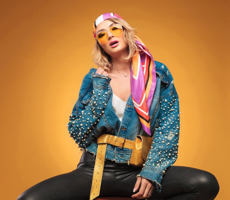 Portrait de la femme blonde de roche sensuelle posant tout en se reposant photo stock Portrait de la femme blonde de roche sensuelle posant tout en se reposant photo stock