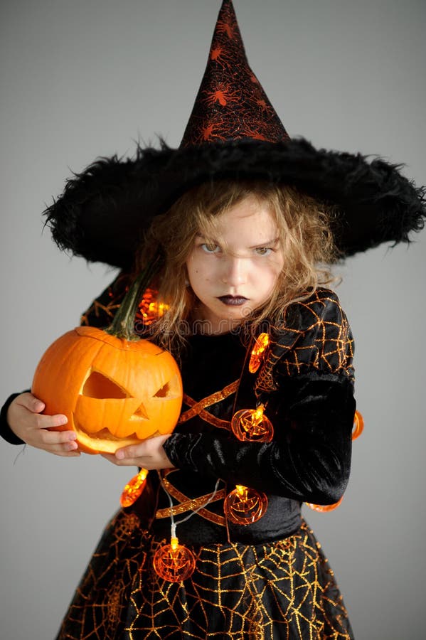 Portrait de la fille 8-9 ans dans un costume pour Halloween images stock Portrait de la fille 8-9 ans dans un costume pour Halloween images stock
