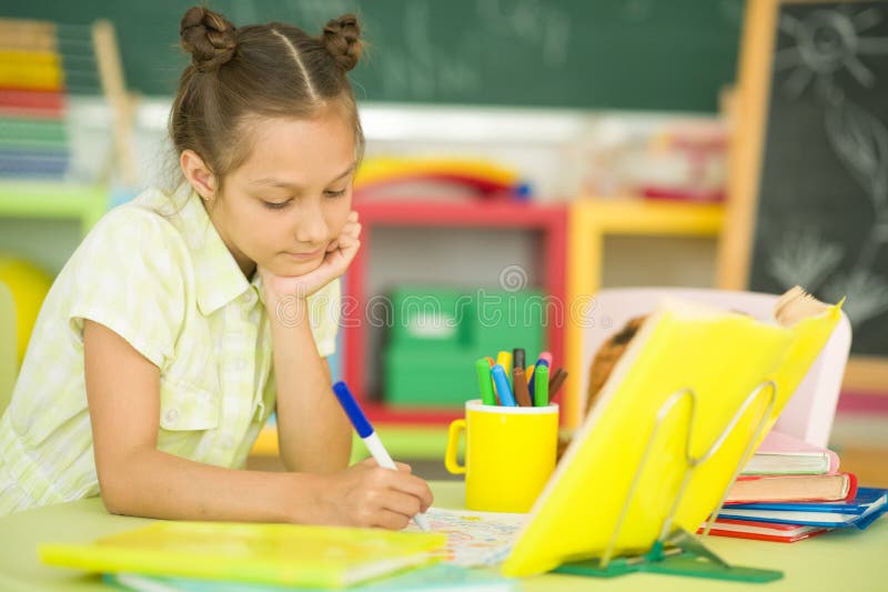 Portrait de la fille de l'adolescence mignonne faisant le travail dans sa chambre photo stock Portrait de la fille de l'adolescence mignonne faisant le travail dans sa chambre photo stock