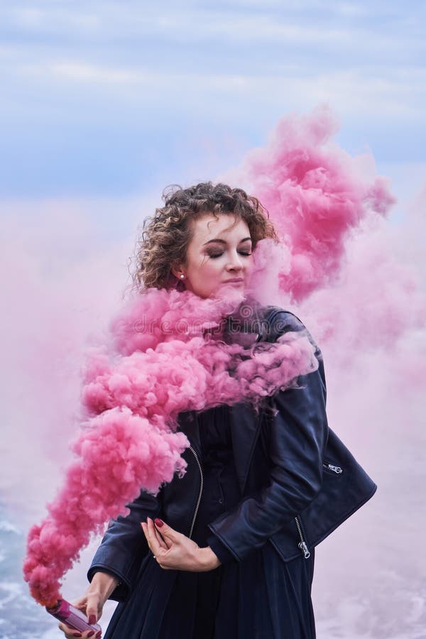 Portrait De La Fille De Mannequin Dans Des Vêtements Noirs Posant