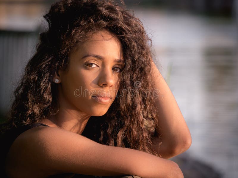 Portrait de la jeune belle femme de Latina regardant l'appareil-photo photos stock Portrait de la jeune belle femme de Latina regardant l'appareil-photo photos stock