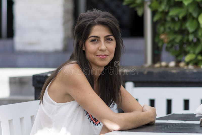 Portrait de la jeune belle femme de mode extérieure photographie stock Portrait de la jeune belle femme de mode extérieure photographie stock