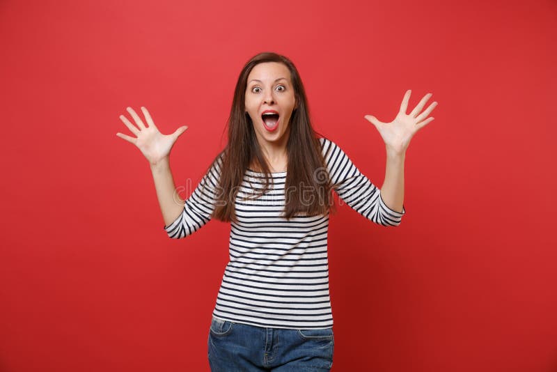 Portrait de la jeune femme choquée maintenant la bouche grande ouverte, semblant mains étonnées et de propagations d'isolement su photo libre de droits Portrait de la jeune femme choquée maintenant la bouche grande ouverte, semblant mains étonnées et de propagations d'isolement su photo libre de droits