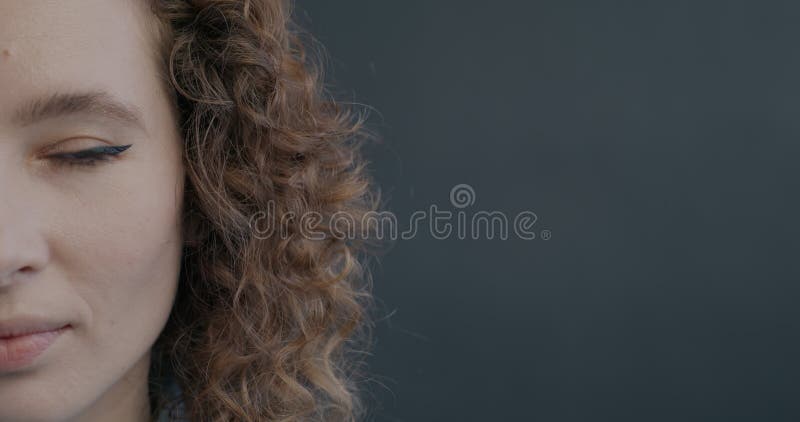 Portrait de la jeune femme confiante demi-visage regardant caméra avec une expression sérieuse banque de vidéos