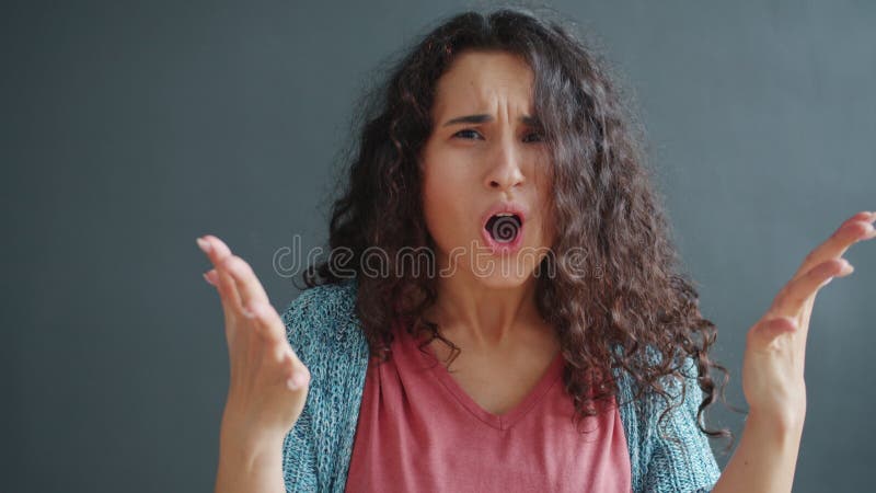 Portrait de la jeune femme en colère rugissant faisant des gestes la lutte à regarder la caméra banque de vidéos