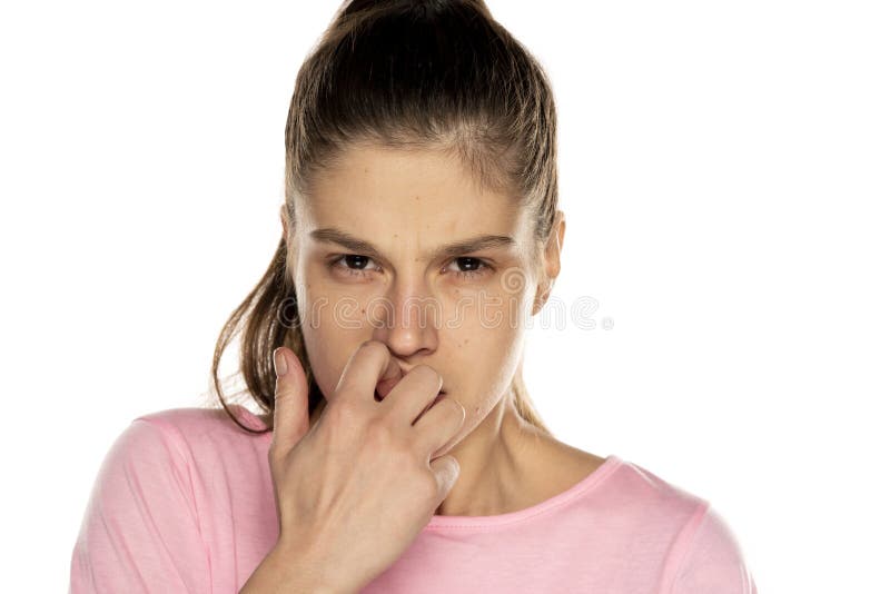 Jeune Femme Nerveuse Se Brossant Les Cheveux Photo Stock Image Du