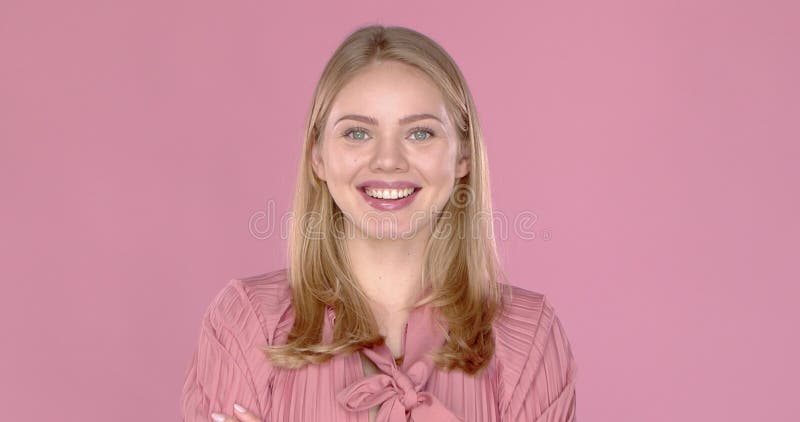 Portrait de la jeune femme positive blonde avec l'expression gay habillée en blouse occasionnel