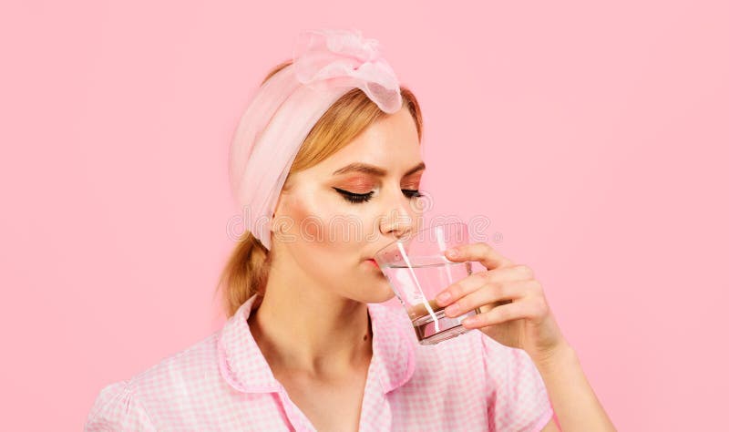 Portrait de la jeune femme qui boit un verre d'eau le matin. Alimentation saine. Monter la fille boire de l'eau photo libre de droits