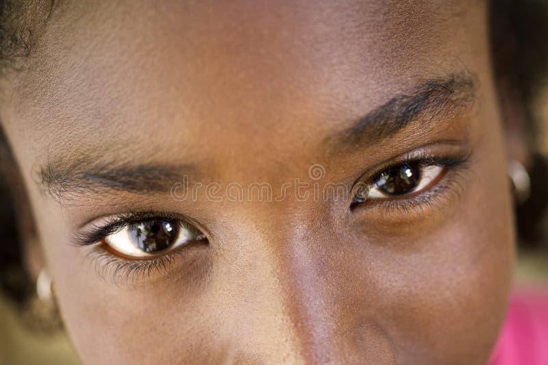 Portrait de la jeune fille africaine heureuse regardant l'appareil-photo, souriant photos libres de droits Portrait de la jeune fille africaine heureuse regardant l'appareil-photo, souriant photos libres de droits