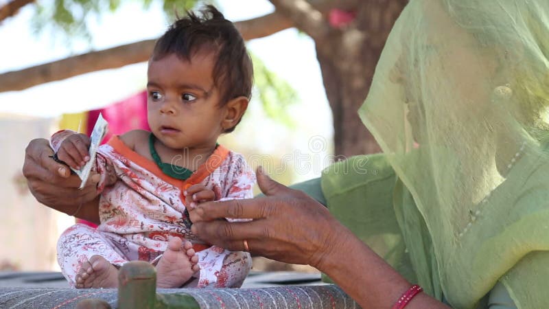 Portrait de la séance indienne de bébé garçon tandis que sa mère le tient