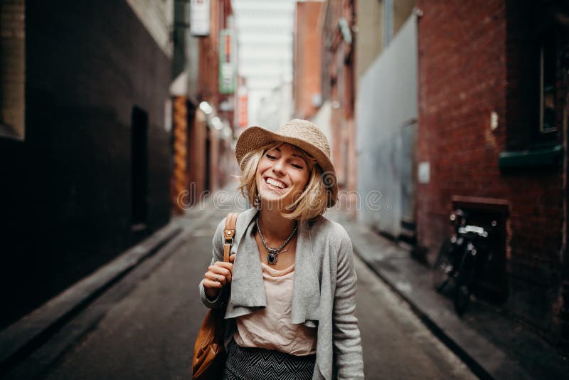 Portrait de la vie urbaine de femme de sourire au milieu d'une rue étroite à Melbourne, Australie photos libres de droits Portrait de la vie urbaine de femme de sourire au milieu d'une rue étroite à Melbourne, Australie photos libres de droits