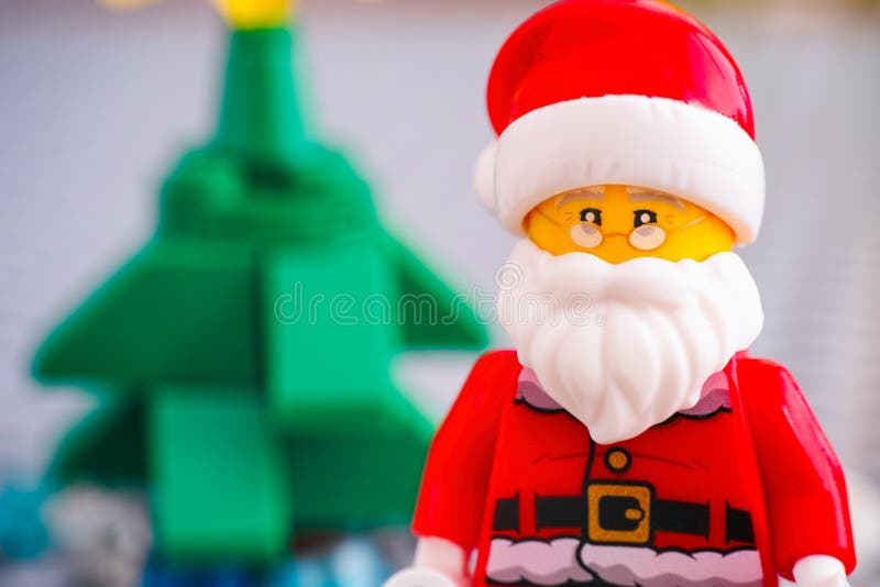 Portrait de Lego Santa Claus contre l'arbre de Noël photo stock Portrait de Lego Santa Claus contre l'arbre de Noël photo stock