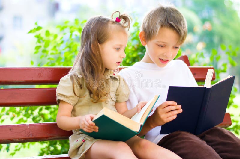 Portrait de livre de lecture mignon d'enfants photographie stock Portrait de livre de lecture mignon d'enfants photographie stock