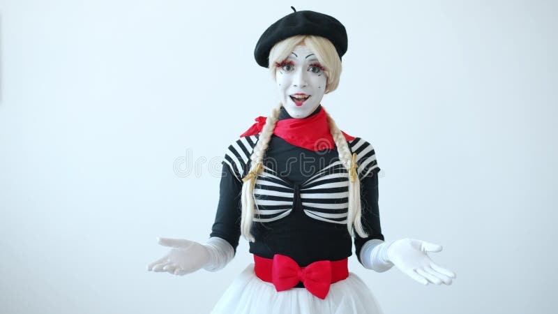 Portrait de main de ondulation et le sourire de pantomime mignon de jeune femme envoyant le baiser d'air banque de vidéos