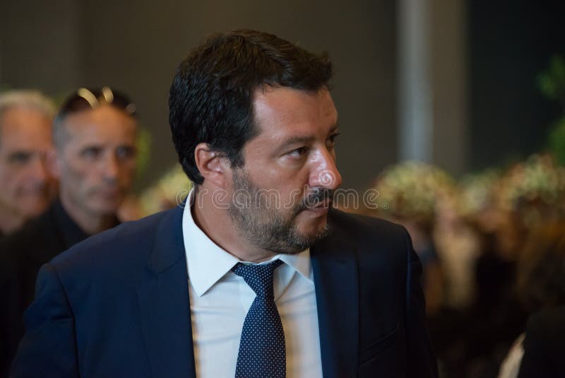 Portrait de Matteo Slavini lors d'une réunion de costume avec des civils image libre de droits Portrait de Matteo Slavini lors d'une réunion de costume avec des civils image libre de droits