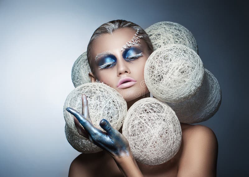 Femme Avec Le Maquillage Blanc Et Bleu Créatif Belle Verticale De L'hiver  Image stock - Image du tressé, jeux: 135073331