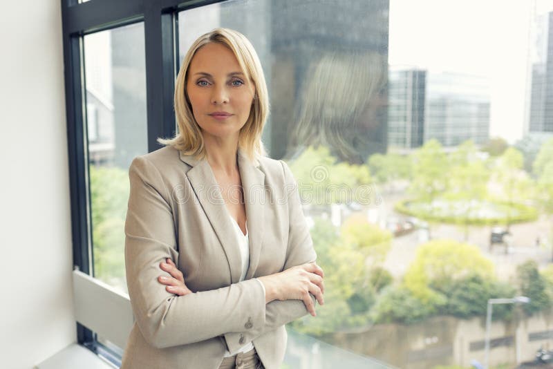 Portrait de mode de femme d'affaires dans le bureau moderne images stock Portrait de mode de femme d'affaires dans le bureau moderne images stock