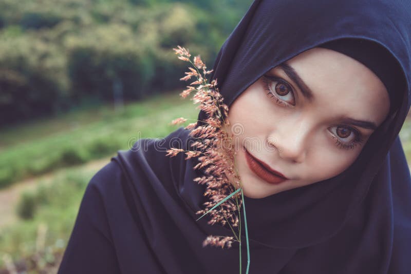 Portrait De Mode  De Jeune  Belle Femme Musulmane  Photo 