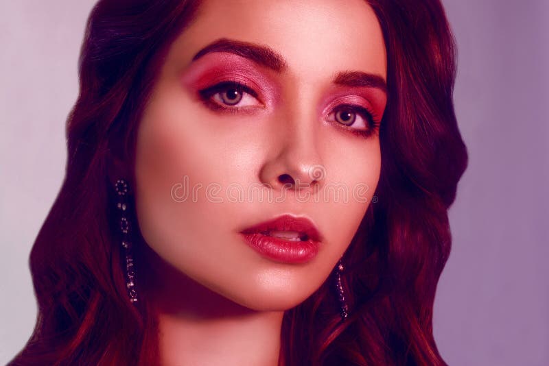 Portrait de mode de jeune fille élégante en bijoux Fond coloré, tir de studio Belle femme de Brunette Fille posant en néon photos libres de droits Portrait de mode de jeune fille élégante en bijoux Fond coloré, tir de studio Belle femme de Brunette Fille posant en néon photos libres de droits