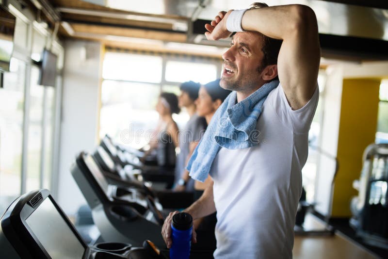Portrait de mode de vie d'homme musculaire bel apr?s la formation dans le gymnase de sport image libre de droits Portrait de mode de vie d'homme musculaire bel apr?s la formation dans le gymnase de sport image libre de droits