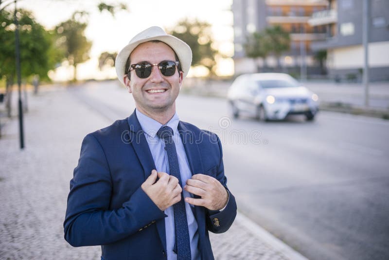 Portrait de mode de vie de jeune homme dans le costume avec des lunettes de soleil photo stock Portrait de mode de vie de jeune homme dans le costume avec des lunettes de soleil photo stock
