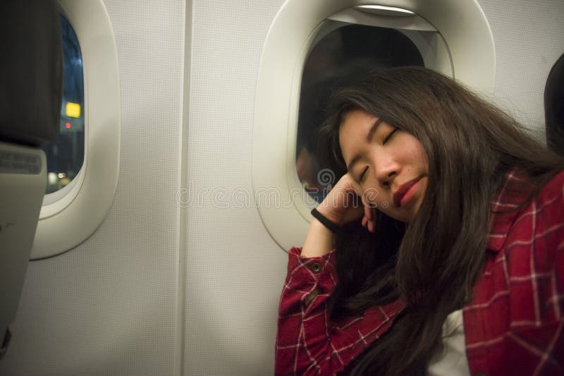 Portrait de mode de vie de la jeune belle et douce femme de touristes coréenne asiatique dormant sur l'avion pendant le taki fati images stock Portrait de mode de vie de la jeune belle et douce femme de touristes coréenne asiatique dormant sur l'avion pendant le taki fati images stock