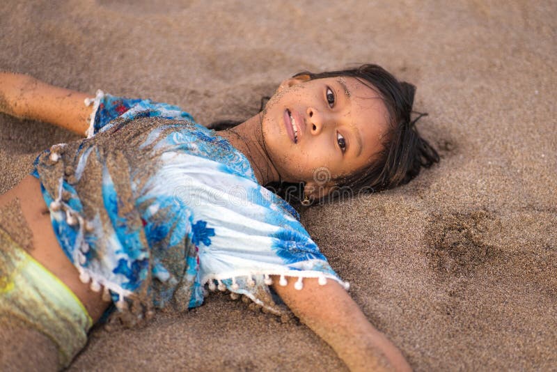 Portrait D'isolement De Mode De Vie De 7 Ou 8 Années Jeu Focalisé Et  Concentré D'enfant Asiatique Avec Le Téléphone Portable Deho Image stock -  Image du concentré, gosse: 138973285