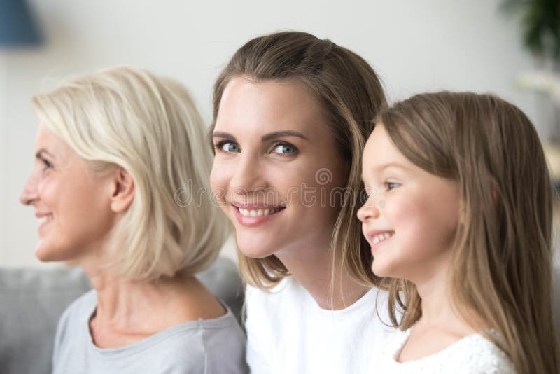 Portrait de mère et de grand-mère positives heureuses de petite-fille photos libres de droits Portrait de mère et de grand-mère positives heureuses de petite-fille photos libres de droits
