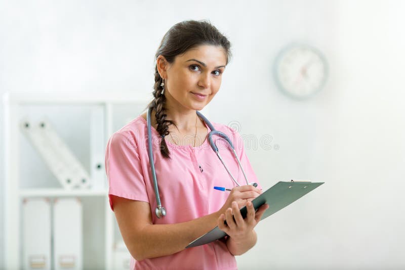 Download Portrait De Médecin Féminin Avec Le Presse-papiers Au Bureau Photo stock - Image du vêtement, praticien: 45363976
