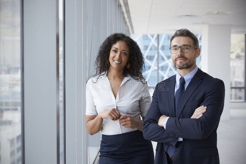 Portrait de nouveaux entrepreneurs dans le bureau vide image stock