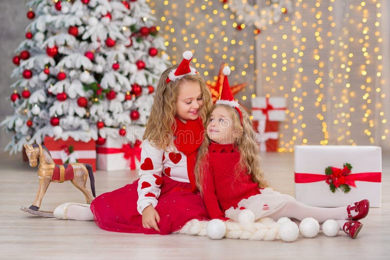 Portrait de Noël de deux amies de sourire de soeurs de filles mignonnes beautyful et d'arbre blanc vert de luxe de Noël dans le s images libres de droits Portrait de Noël de deux amies de sourire de soeurs de filles mignonnes beautyful et d'arbre blanc vert de luxe de Noël dans le s images libres de droits
