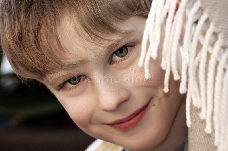 Portrait de petit garçon de sourire photos stock Portrait de petit garçon de sourire photos stock