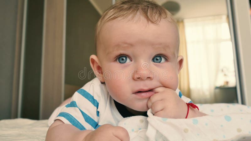 Portrait de petit garçon mignon au lit