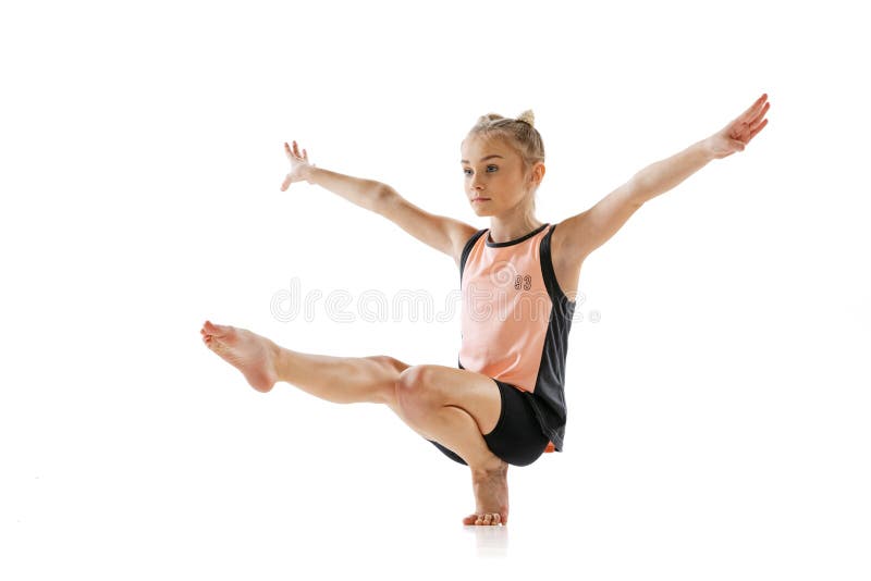 Portrait de petit très beau artiste de gymnastique rythmique enfant à l'entraînement sportif isolé sur fond studio blanc