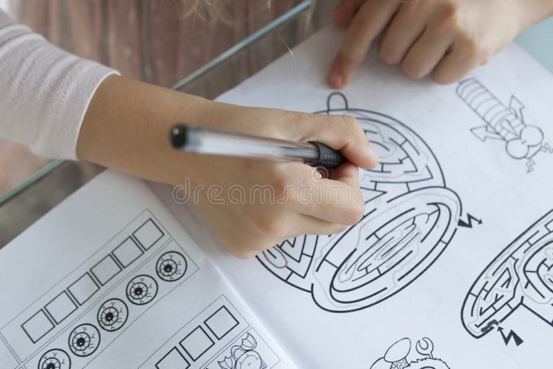 Portrait de petite fille faisant le travail photos stock Portrait de petite fille faisant le travail photos stock
