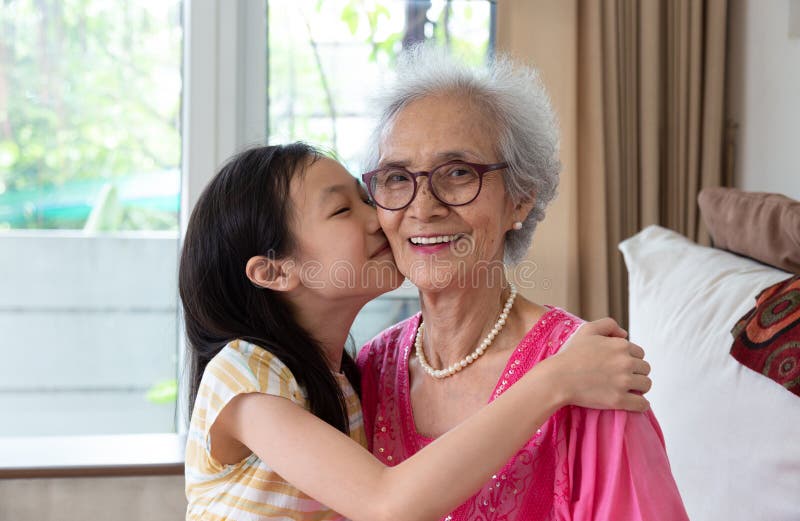 Portrait de petite fille mignonne et sa belle de grand-maman reposant o images libres de droits