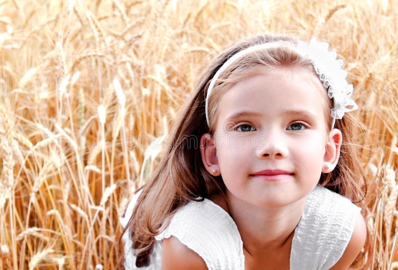 Portrait de petite fille mignonne sur le champ du blé photos libres de droits Portrait de petite fille mignonne sur le champ du blé photos libres de droits
