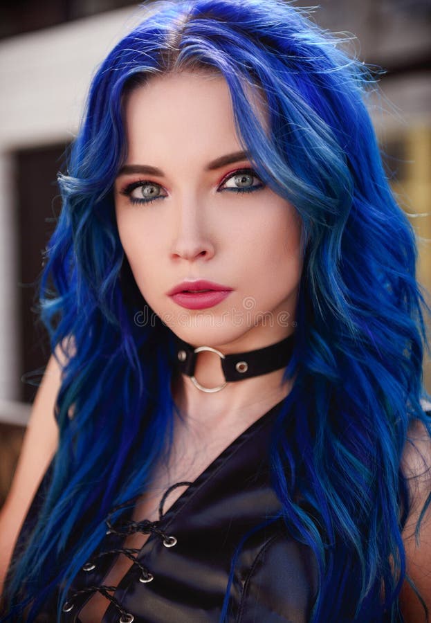 Portrait de plan rapproché de beau modèle informel de jeune fille avec les cheveux bleus image libre de droits Portrait de plan rapproché de beau modèle informel de jeune fille avec les cheveux bleus image libre de droits
